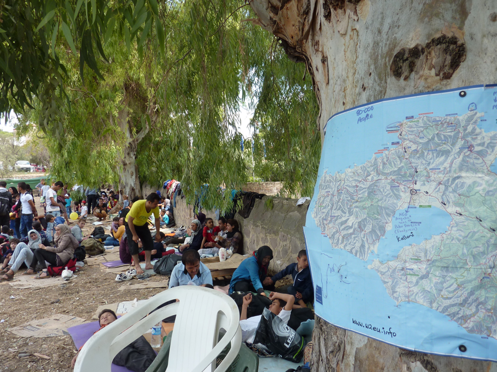 Griechische Bürgerinnen und Bürger versorgen provisorisch die angekommenen Flüchtlinge auf Lesbos