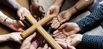 Kreuz und Hände - Menschen mit Migrationshintergrund