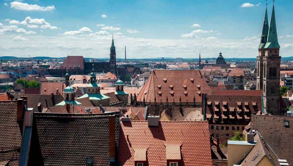 Die Sebalduskirche im Vordergrund und die Lorenzkirche bestimmen das Bild des historischen Stadtkerns (Foto: Stadt Nürnberg/Amt für Kommunikation und Stadtmarketing) 